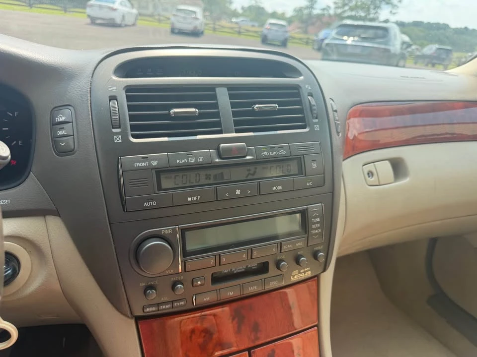 2003 Lexus LS 3rd Gen - Image 13 of 16