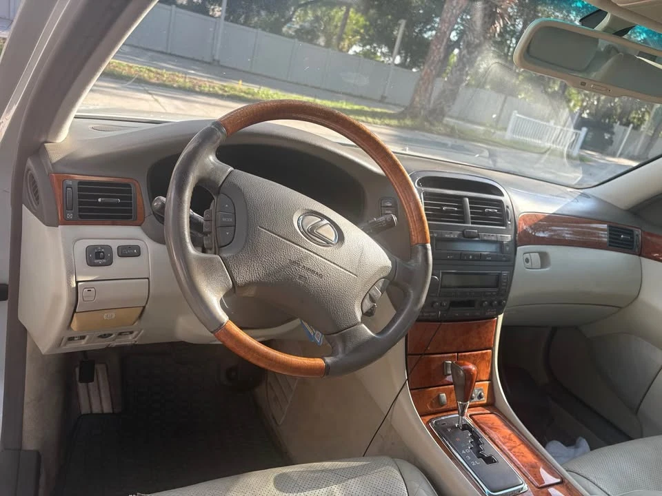 2003 Lexus LS 3rd Gen - Image 10 of 15