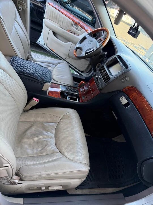 2003 Lexus LS 3rd Gen - Image 11 of 15
