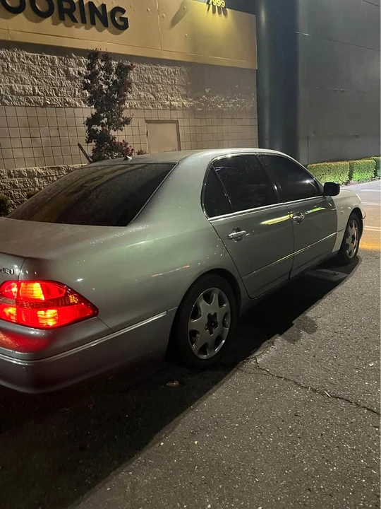 2003 Lexus LS 3rd Gen - Image 3 of 19