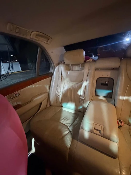 2003 Lexus LS 3rd Gen - Image 13 of 16