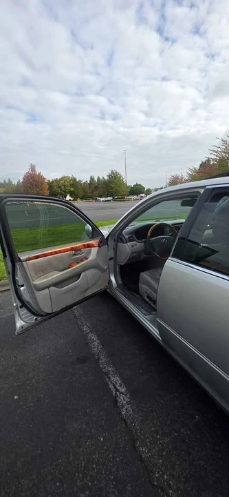 2003 Lexus LS 3rd Gen - Image 9 of 17