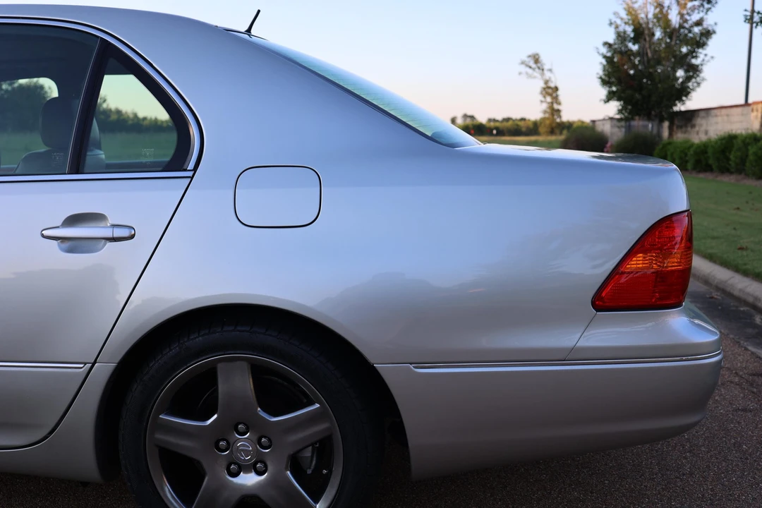 2003 Lexus LS 3rd Gen - Image 26 of 31