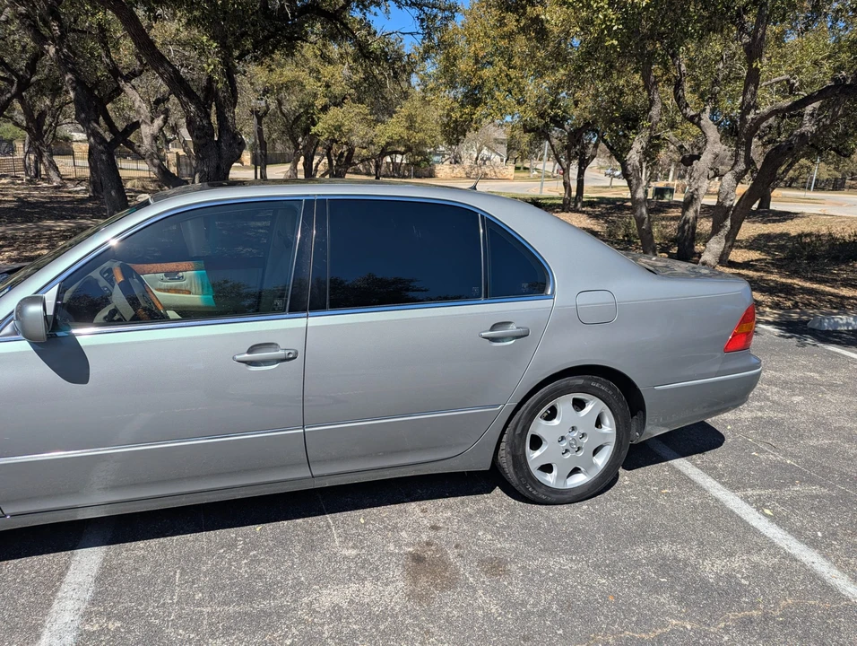 2003 Lexus LS 3rd Gen - Image 11 of 31