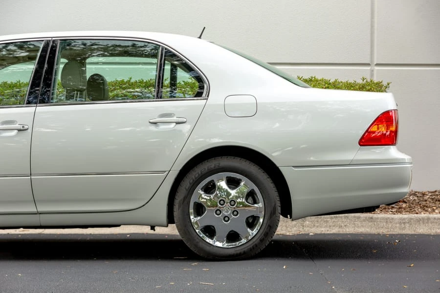 2003 Lexus LS 3rd Gen - Image 12 of 31