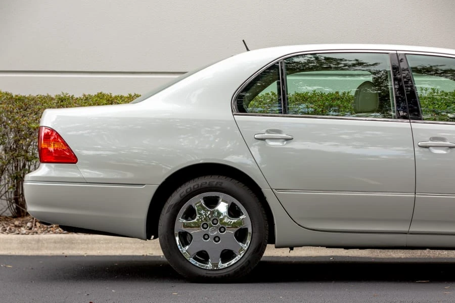 2003 Lexus LS 3rd Gen - Image 16 of 31
