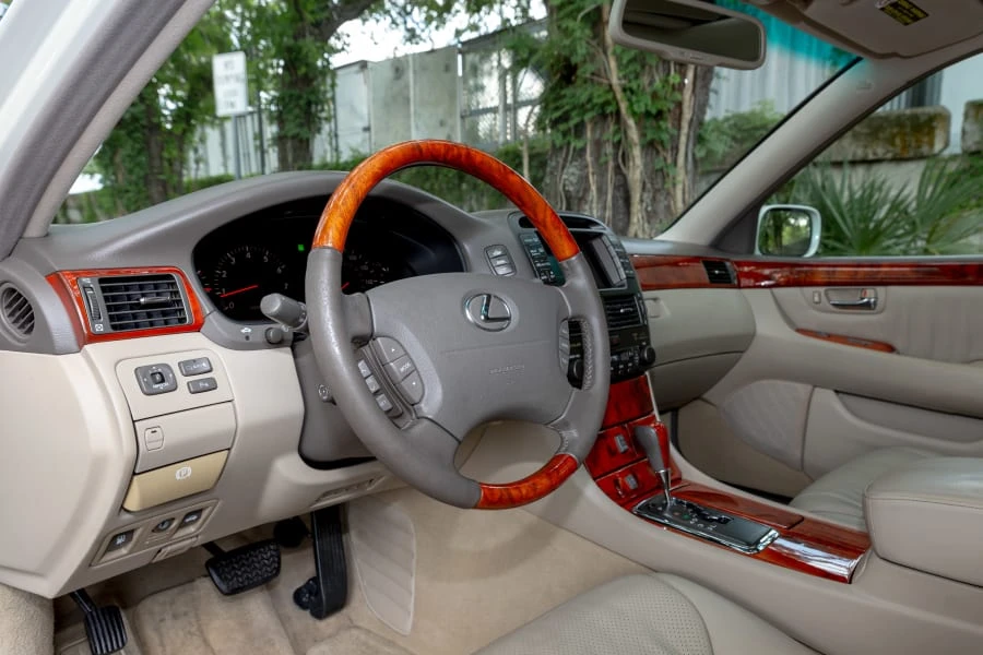 2003 Lexus LS 3rd Gen - Image 25 of 31
