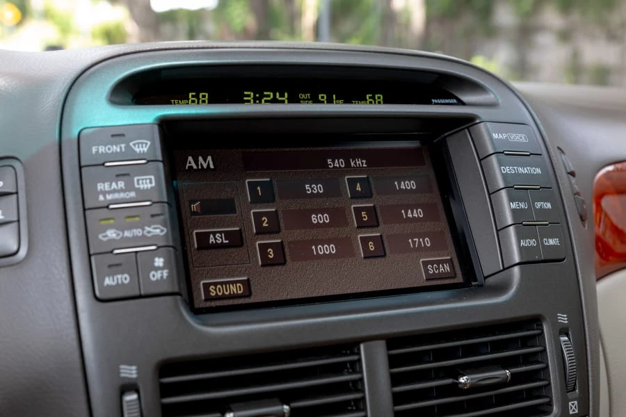 2003 Lexus LS 3rd Gen - Image 20 of 31