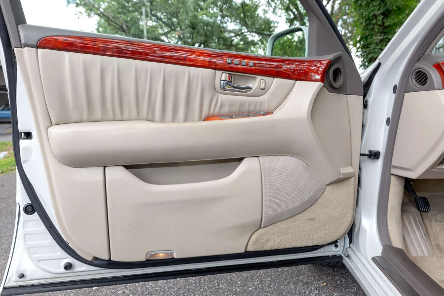 2003 Lexus LS 3rd Gen - Image 23 of 31