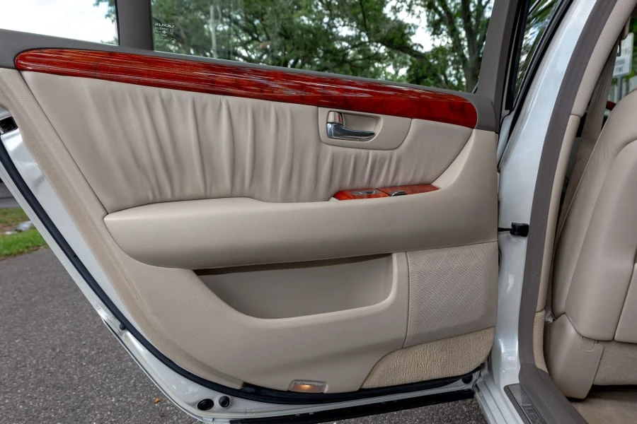 2003 Lexus LS 3rd Gen - Image 29 of 31