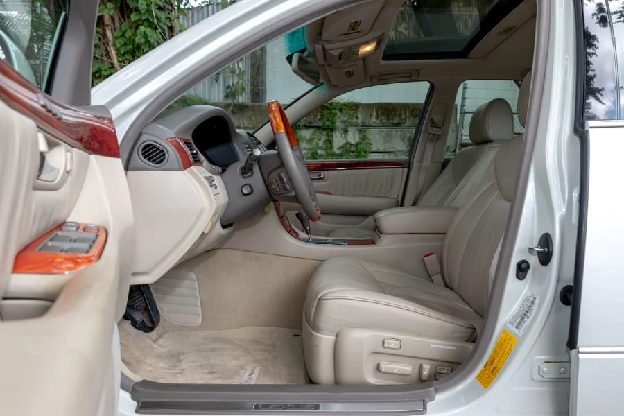 2003 Lexus LS 3rd Gen - Image 24 of 31