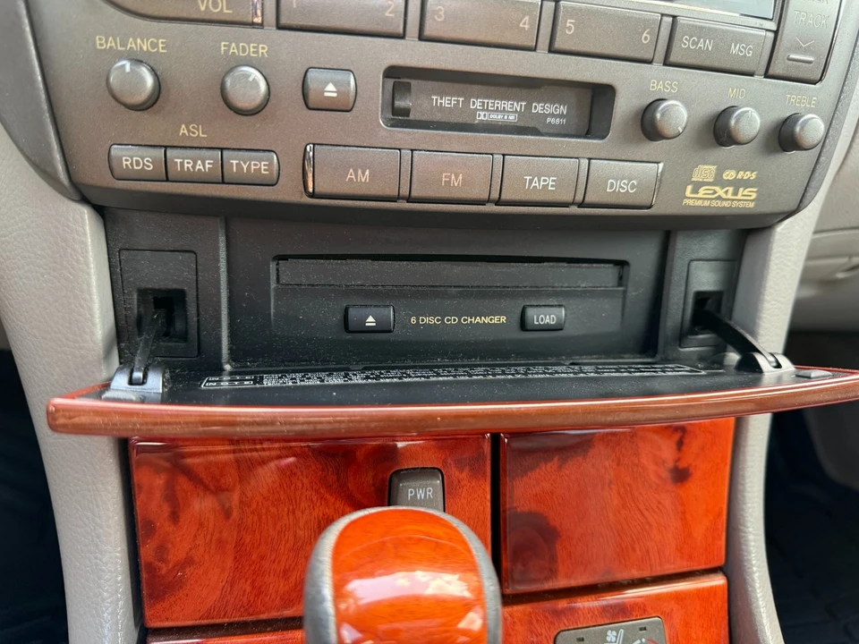 2003 Lexus LS 3rd Gen - Image 24 of 31