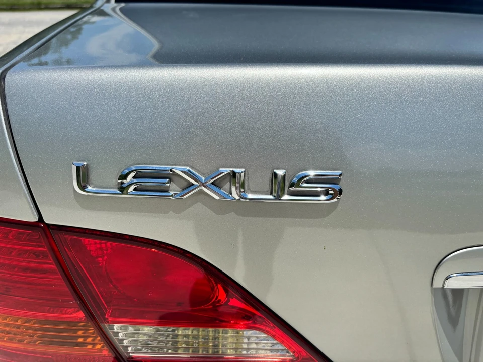 2003 Lexus LS 3rd Gen - Image 19 of 31
