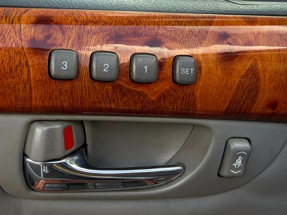 2003 Lexus LS 3rd Gen - Image 27 of 31
