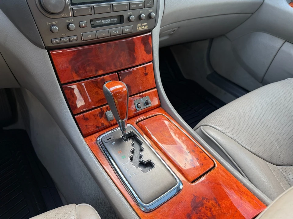 2003 Lexus LS 3rd Gen - Image 23 of 31