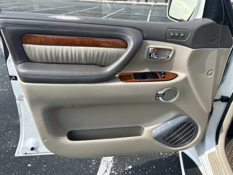 2003 Lexus LX 2nd Gen - Image 11 of 20
