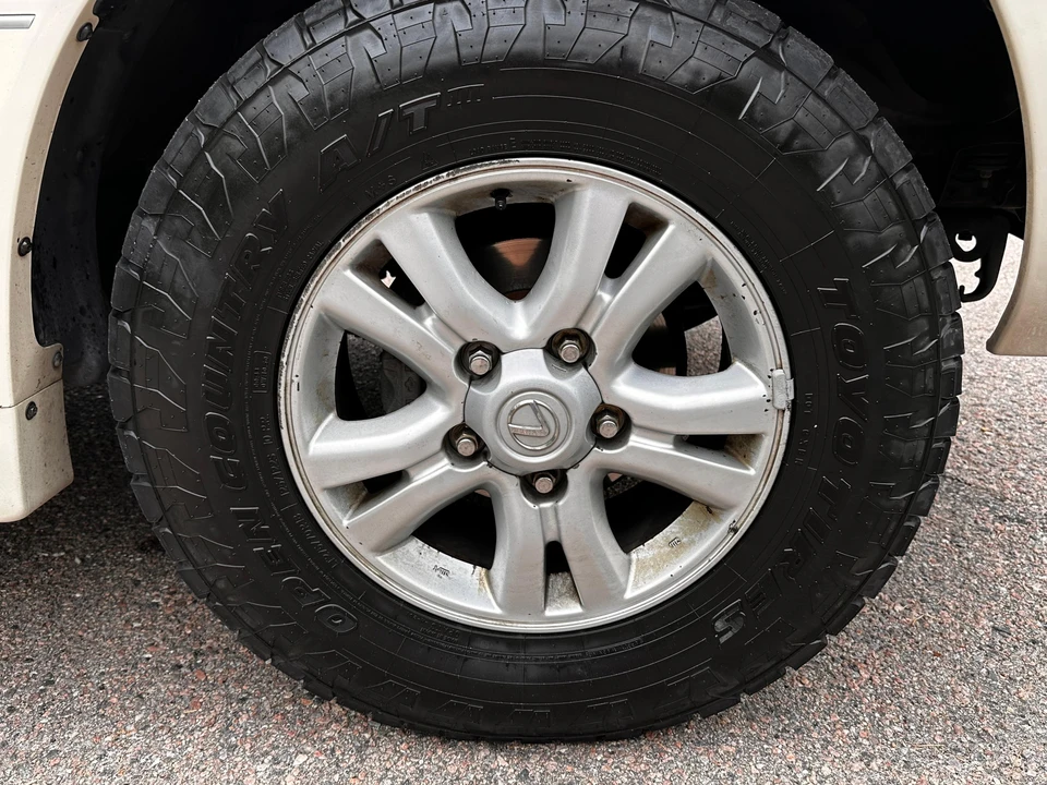 2003 Lexus LX 2nd Gen - Image 26 of 31