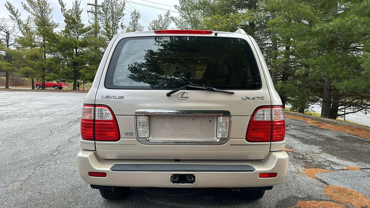 2003 Lexus LX 2nd Gen - Image 19 of 31
