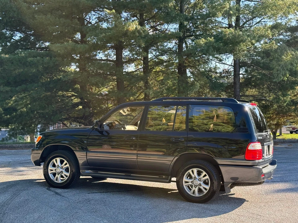 2003 Lexus LX 2nd Gen - Image 11 of 31