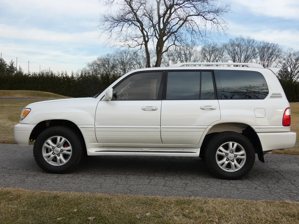 2003 Lexus LX 2nd Gen - Image 11 of 31