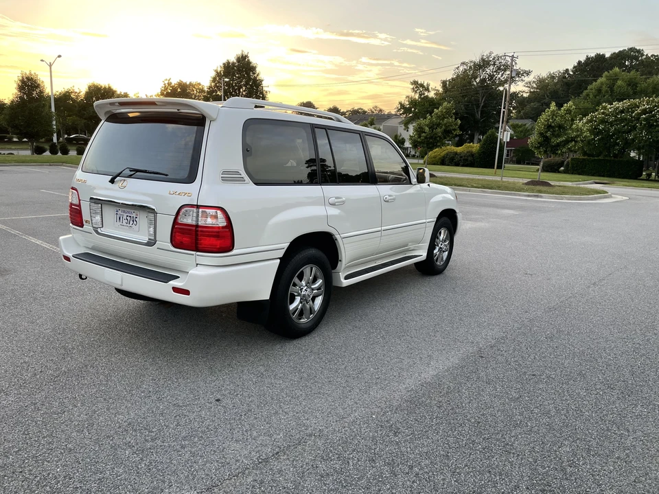 2003 Lexus LX 2nd Gen - Image 11 of 31