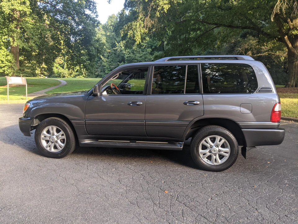 2003 Lexus LX 2nd Gen - Image 9 of 31