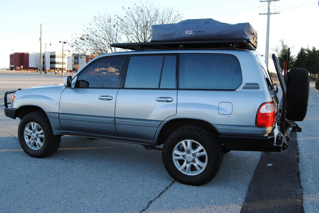 2003 Lexus LX 2nd Gen - Image 9 of 31
