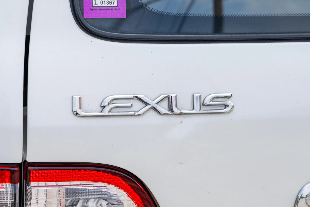2003 Lexus LX 2nd Gen - Image 26 of 31