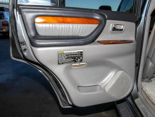 2003 Lexus LX 2nd Gen - Image 19 of 21