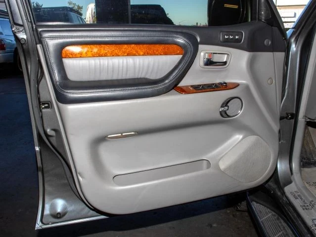 2003 Lexus LX 2nd Gen - Image 17 of 21