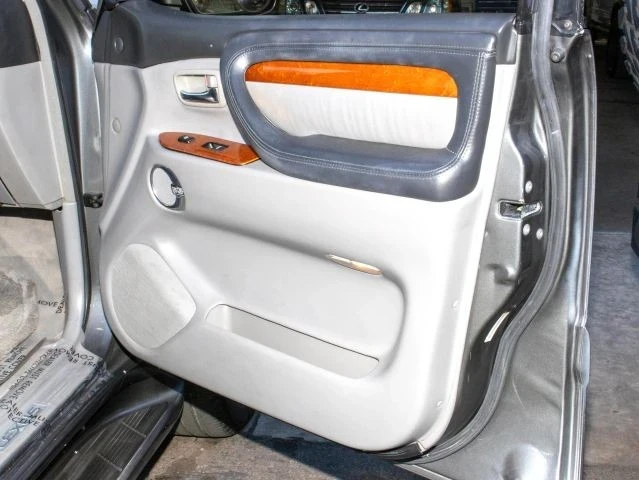 2003 Lexus LX 2nd Gen - Image 19 of 21
