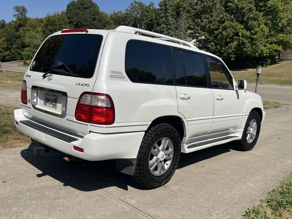 2003 Lexus LX 2nd Gen - Image 11 of 31