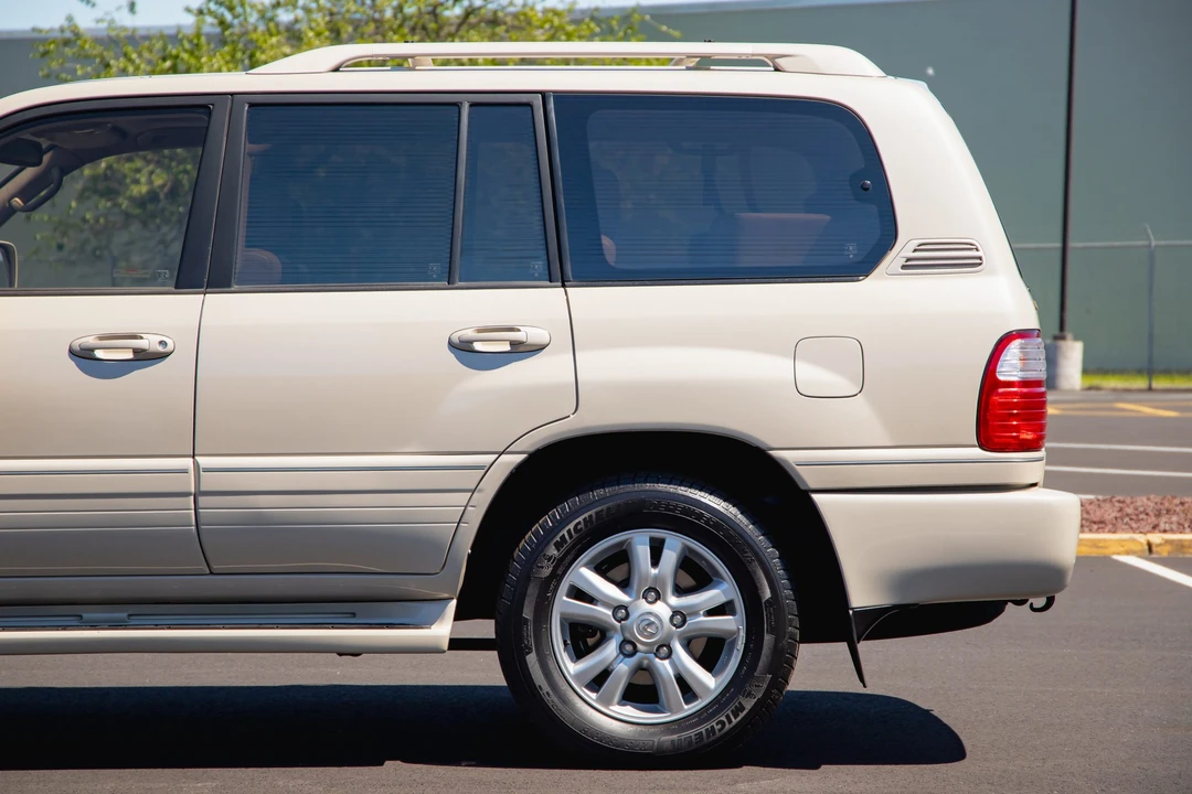 2003 Lexus LX 2nd Gen - Image 28 of 31