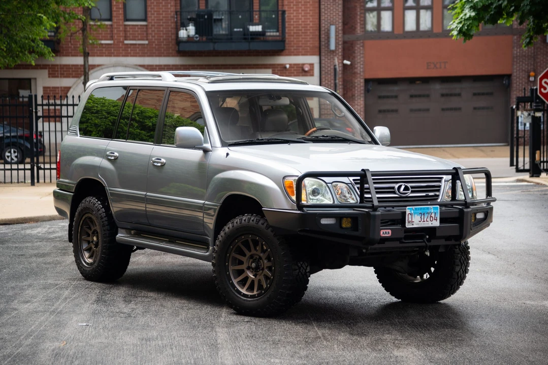 2003 Lexus LX 2nd Gen - Image 10 of 31