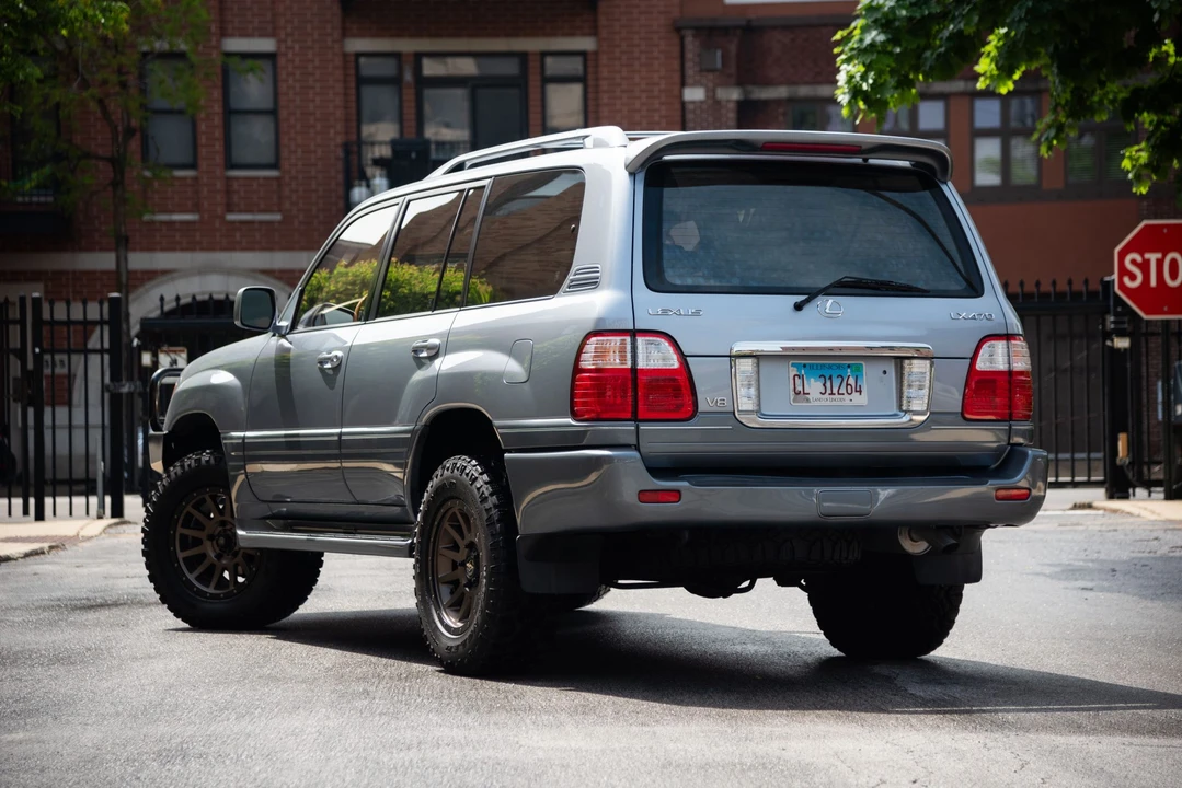 2003 Lexus LX 2nd Gen - Image 21 of 31