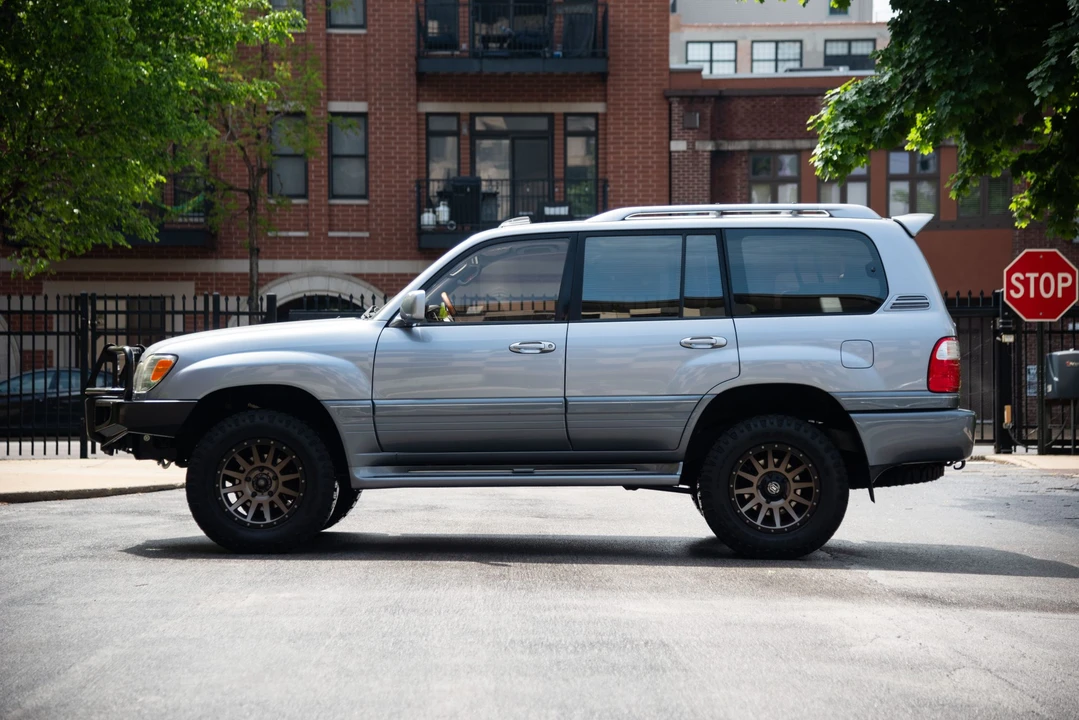 2003 Lexus LX 2nd Gen - Image 24 of 31