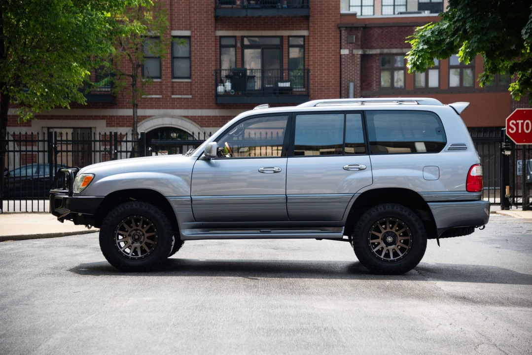 2003 Lexus LX 2nd Gen - Image 25 of 31
