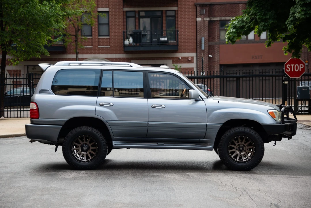 2003 Lexus LX 2nd Gen - Image 11 of 31