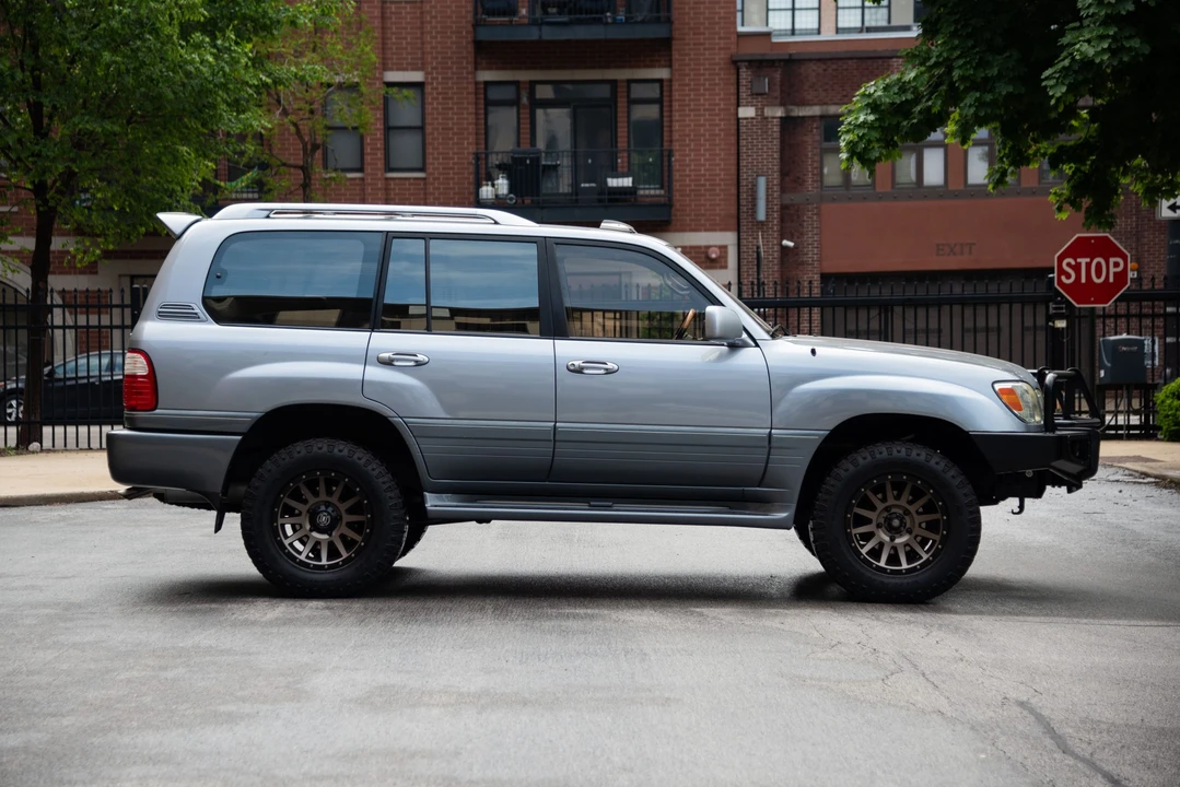 2003 Lexus LX 2nd Gen - Image 12 of 31
