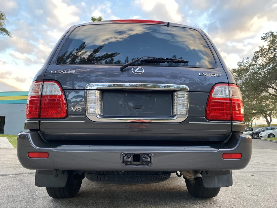 2003 Lexus LX 2nd Gen - Image 11 of 31