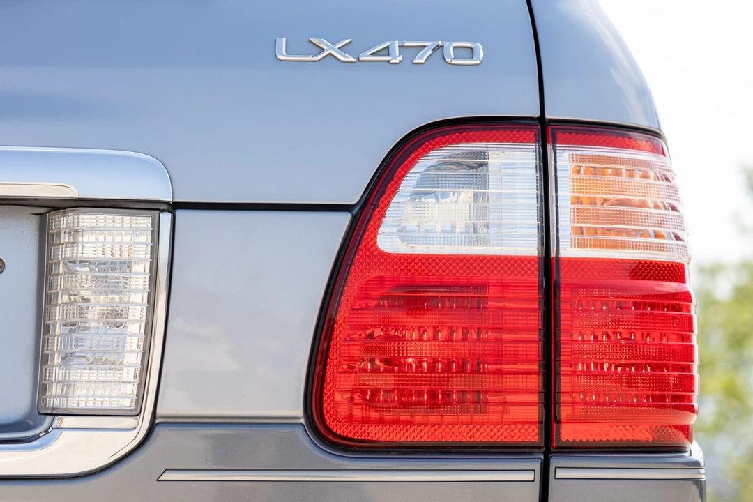 2003 Lexus LX 2nd Gen - Image 27 of 31