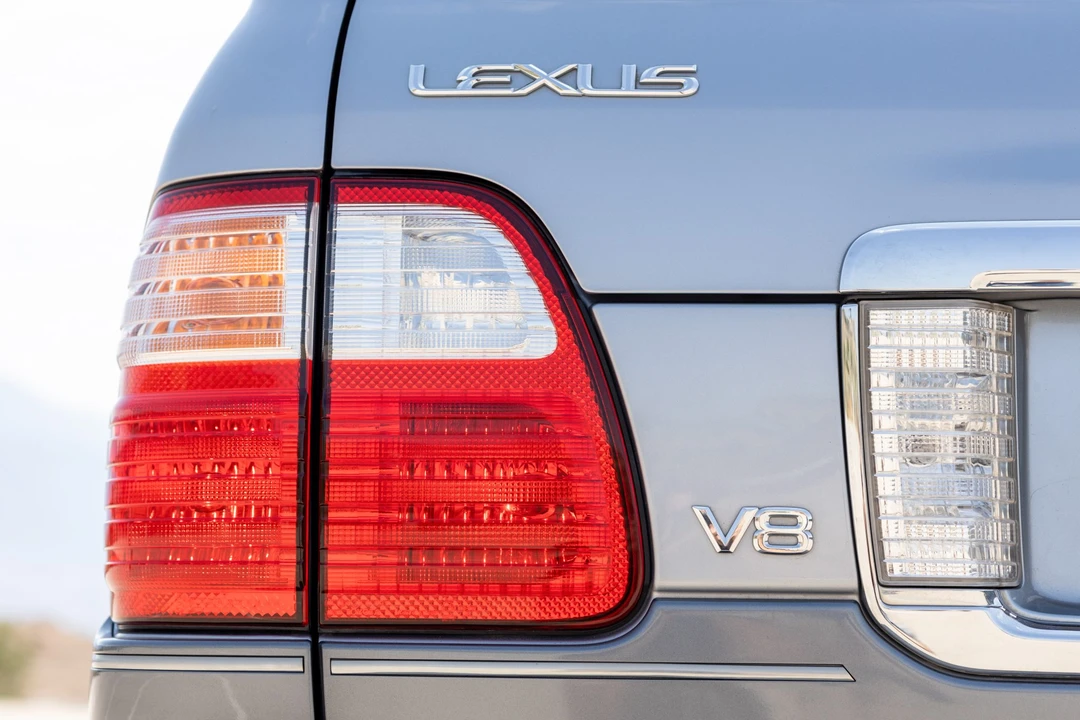2003 Lexus LX 2nd Gen - Image 26 of 31