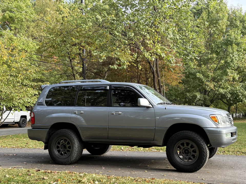 2003 Lexus LX 2nd Gen - Image 9 of 31
