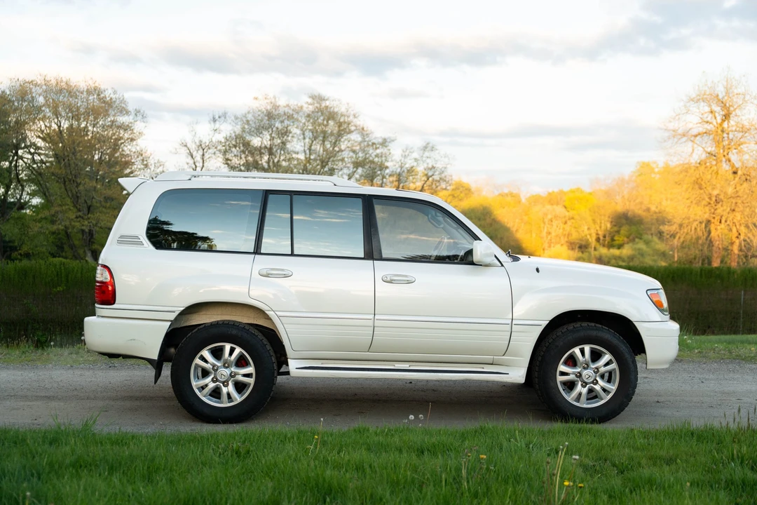 2003 Lexus LX 2nd Gen - Image 21 of 31