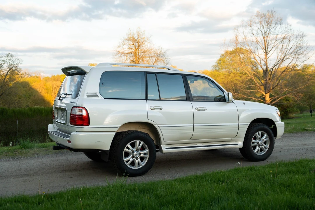 2003 Lexus LX 2nd Gen - Image 23 of 31