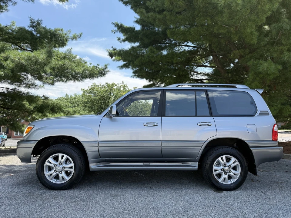 2003 Lexus LX 2nd Gen - Image 9 of 31