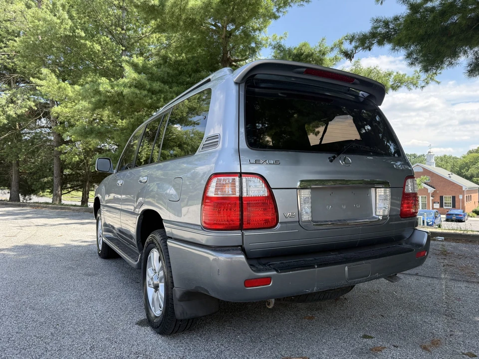 2003 Lexus LX 2nd Gen - Image 11 of 31
