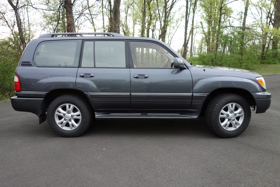 2003 Lexus LX 2nd Gen - Image 9 of 31