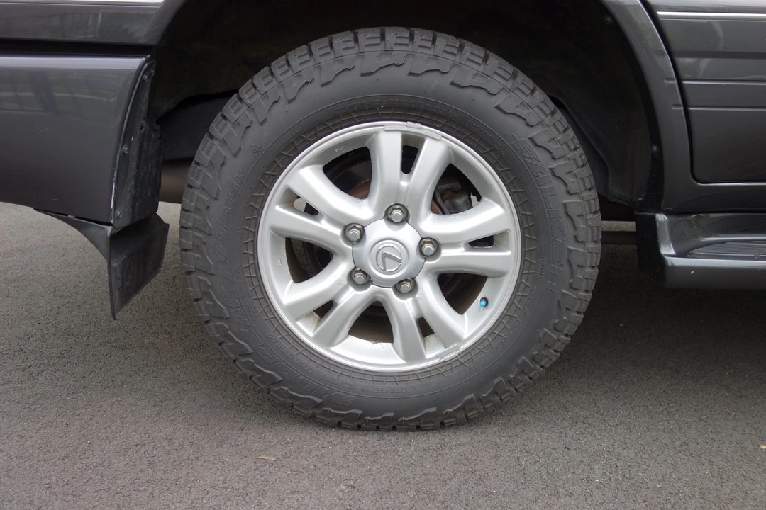 2003 Lexus LX 2nd Gen - Image 29 of 31