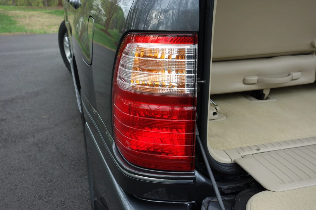 2003 Lexus LX 2nd Gen - Image 17 of 31